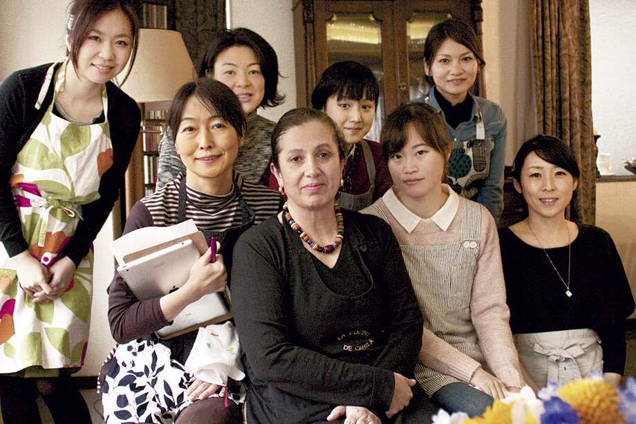Camila Plata es la embajadora de la comida colombiana en Tokio. Aquí con sus alumnas. / Gonzalo Robledo