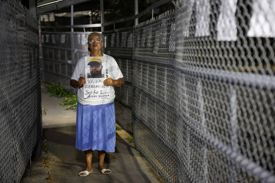 Una persona sostiene un cartel durante una vigilia afuera de la cárcel El Rodeo I este sábado, en Guatire (Venezuela).