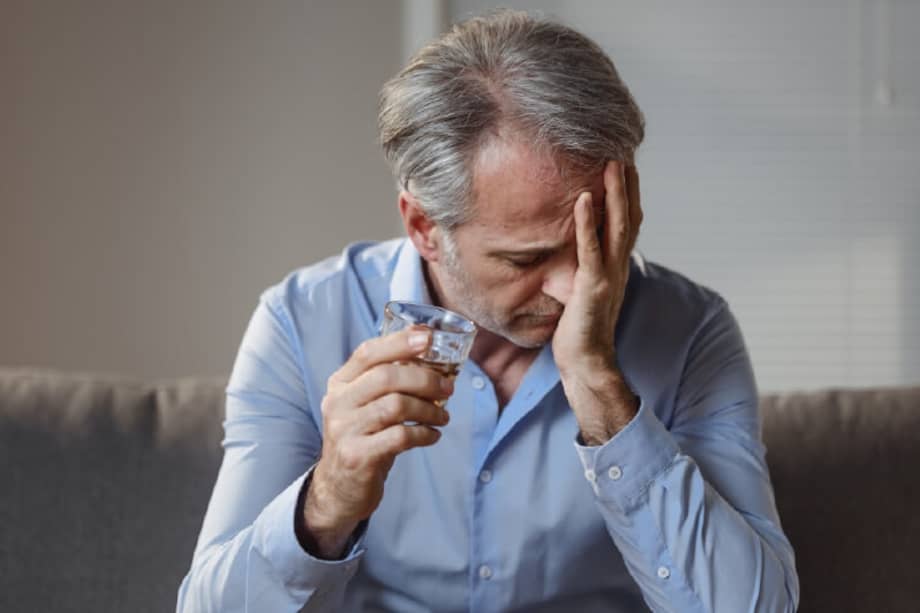 Los problemas de alcohol y depresión deben ser tratados en el entorno laboral como una enfermedad. / Getty Images