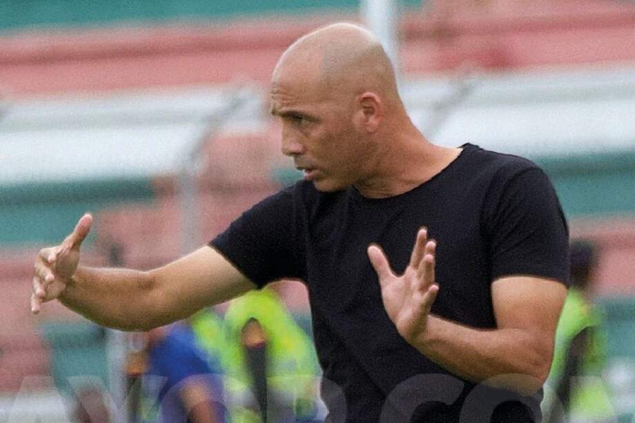 Mayer Candelo tuvo que salir de la cancha en medio de decenas de hinchas del Deportivo Cali que lo increparon.