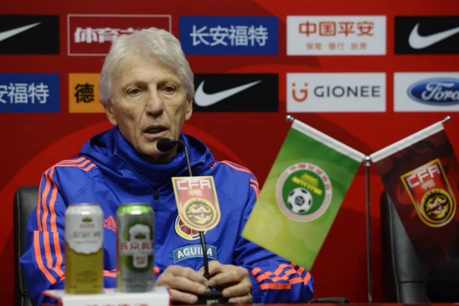 José Pékerman, entrenador de la selección de Colombia, este lunes durante rueda de prensa en Chongqing. / AFP