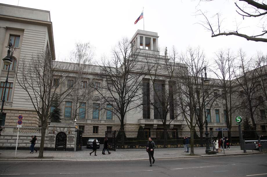 El cuerpo sin vida de esta persona fue descubierto por la policía el 19 de octubre a las 7:20 a.m. (hora local) en la acera.