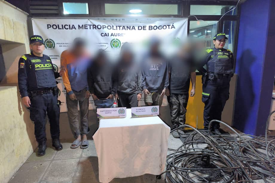 Los cinco sujetos fueron sorprendidos por las autoridades mientras extraían cable de fibra óptica de una alcantarilla del sector de Aures, en la localidad de Suba. El cable hurtado tenía un valor que superaba los $16 millones.