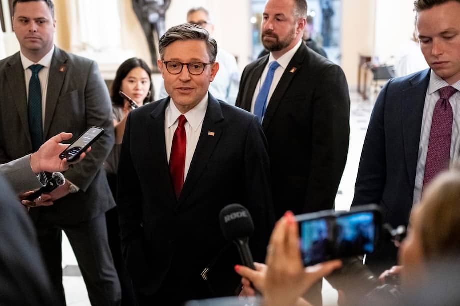 El presidente de la Cámara de Representantes estadounidense, Mike Johnson, habla con los medios en el Capitolio, en medio de las discusiones sobre el proyecto de presupuesto de Trump.