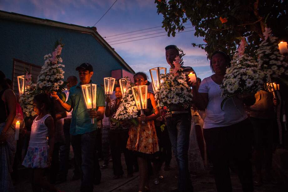 Pobladores sobrevivientes a la masacre de Dibuya, en la Guajira, conmemoran a sus seres queridos asesinados. / Cortesía Unidad de Víctimas.