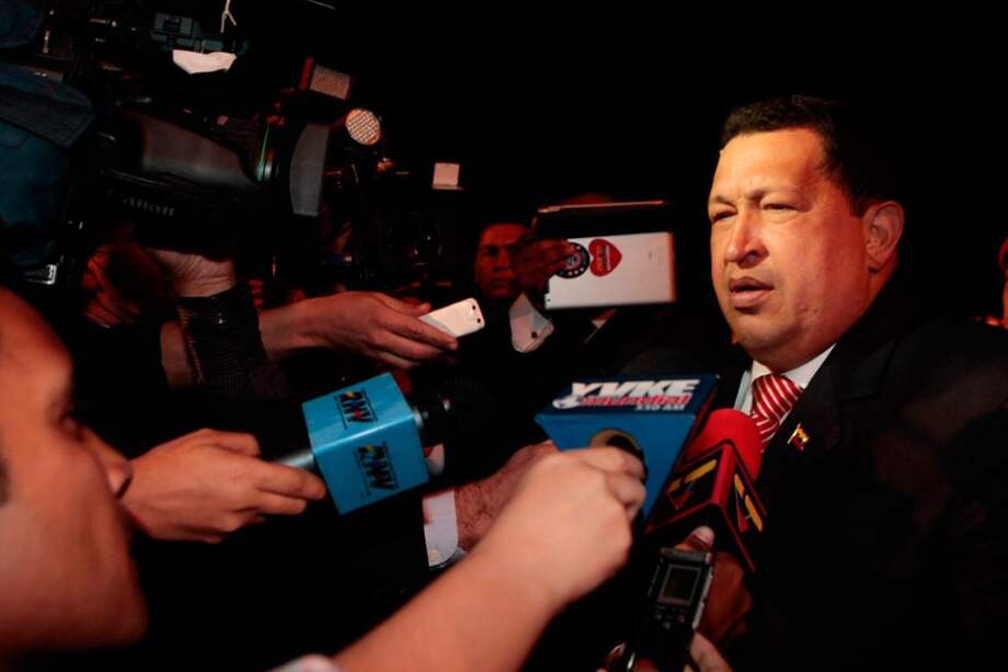 Hugo Chávez hablando con la prensa al llegar a la ciudad de Brasilia, Brasil. Foto: EFE