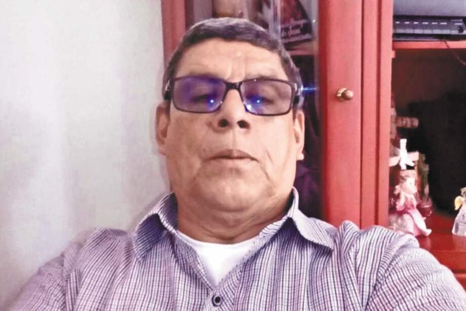 Gustavo Adolfo Torres volvió a El Aro quince años después y solo encontró ruinas de lo que fue su pueblo. / Archivo particular