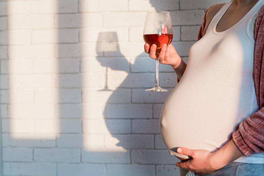 Beber alcohol en las primeras semanas de embarazo puede afectar al bebé