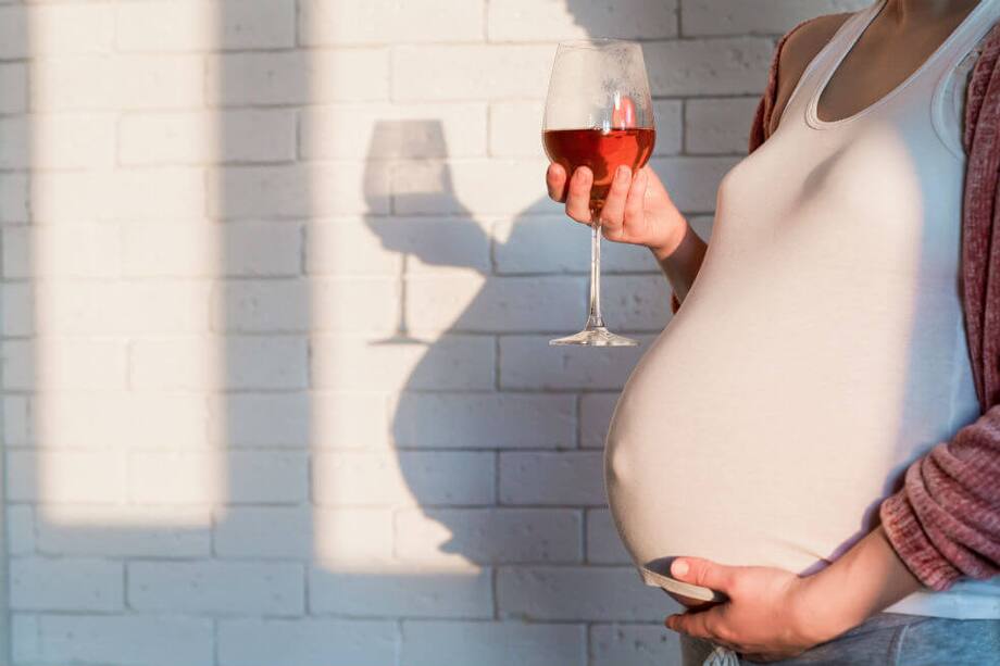 Las mujeres que buscan quedan embarazadas deberían evitar el alcohol desde que empiezan a tener relaciones sexuales con fines reproductivos. / Getty