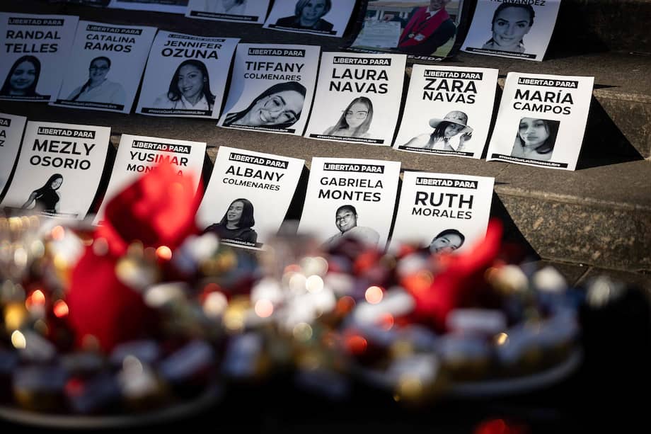 Los familiares de presos en Venezuela instalaron la "Mesa de los que esperan", en Caracas, como una forma de protesta para exigir la liberación de ellos.