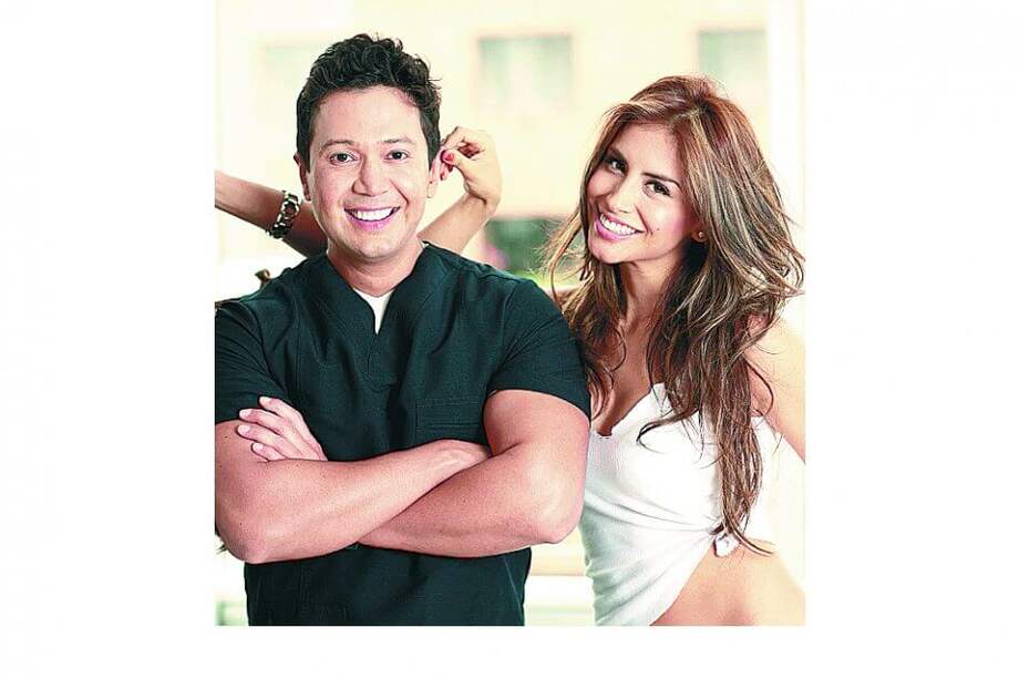 En 2011, Jessica Cediel se realizó un procedimiento estético que, con el tiempo, le causó lipodistrofia. En la foto, Cediel y el médico Martín Carrillo. / Archivo