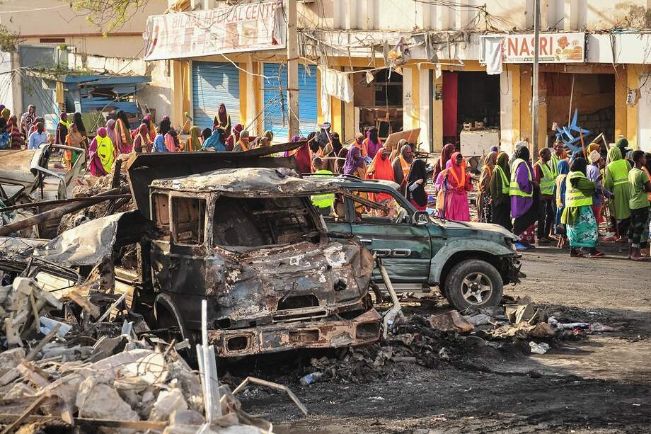 Una camión bomba estalló afuera de un hotel en Mogadishu el 14 de octubre de 2017, causando devastación generalizada que dejó más de 100 víctimas fatales. / AFP