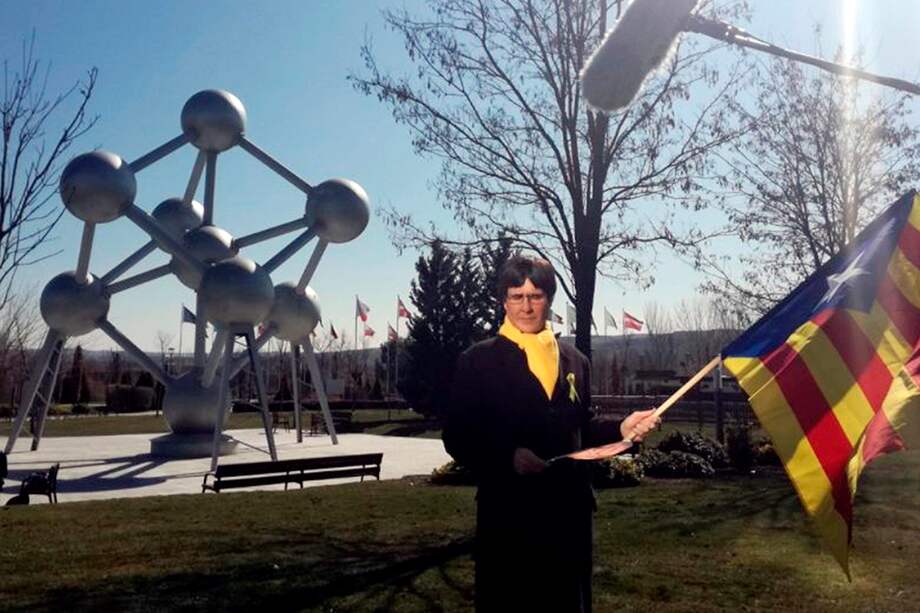 Fotografía del twitter de La Sexta del actor y humorista Joaquín Reyes, al que un vecino de Torrejón de Ardoz ha confundido con Carles Puigdemont y ha llamado al 091, mientras grababa un sketch para el programa de televisión "El Intermedio" sobre el expresidente catalán. / EFE