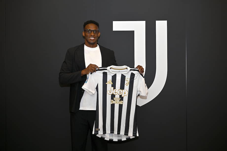 El colombiano Jhon Lucumí posando con su nueva camiseta número 26 de la Juventus de Turín.