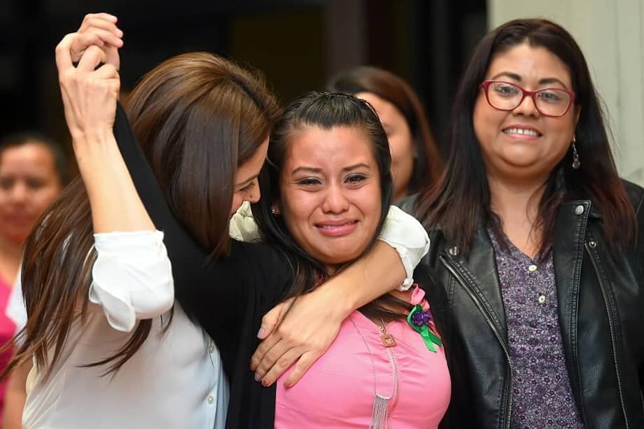 Evelyn Hernández había sido condenada en julio de 2017 a 30 años de prisión por supuestamente haber abortado a su bebé que, según ella, nació muerto. / AFP