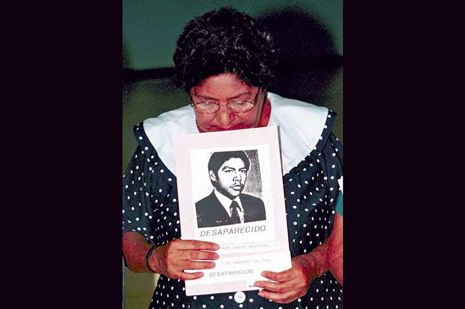 Una de las madres que perdió a su hijo en la guerra de El Salvador. / AFP