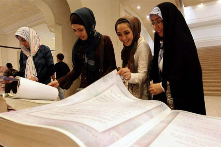 Escritores iraníes luchan contra férrea censura literaria