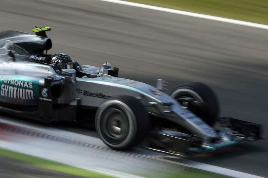 Lewis Hamilton en las primeras prácticas libres en Monza. Foto: AFP