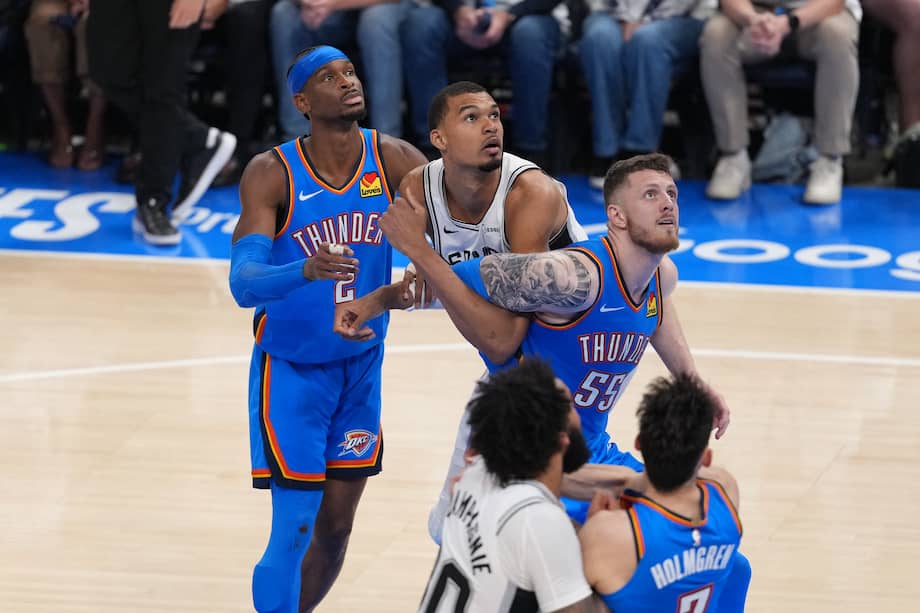 Shai Gilgeous-Alexander, el 2 de Oklahoma City Thunder, marca a Victor Wembanyama.