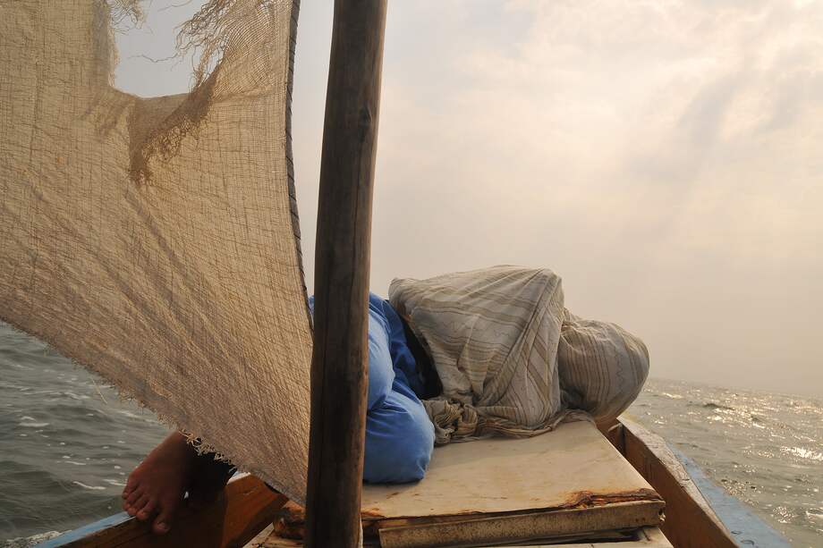 "Óxidos", trabajo que muestra la herrumbre de cascos de barcos trajinados por la sal y el agua.