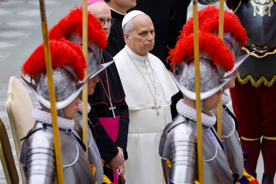 El Papa León XIV (C) durante una ceremonia de juramento en el Aula Pablo VI del Vaticano.