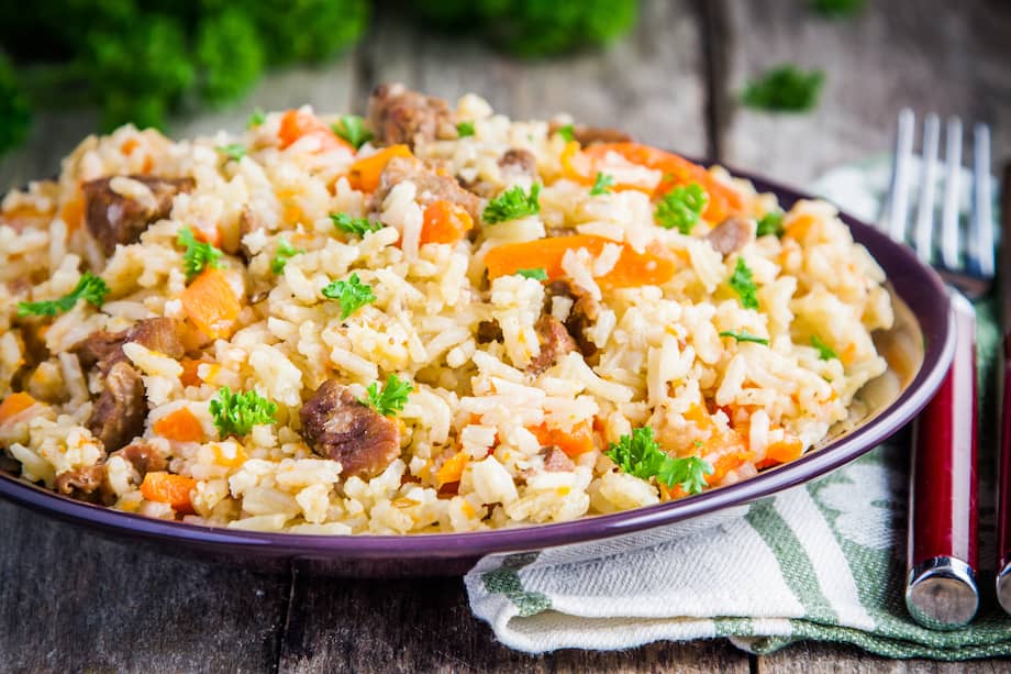 En esta receta de arroz de chicharrón con pollo puedes usar papas fritas como guarnición.