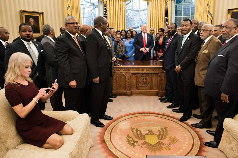 Conway, en el sofá, revisa la foto que acaba de tomar con su celular. / AFP