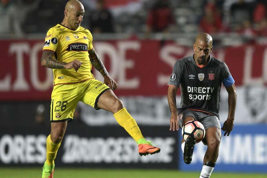 "La Brujita" Verón (d) volvió a jugar a los 42 años de edad con el club que además preside. / AFP