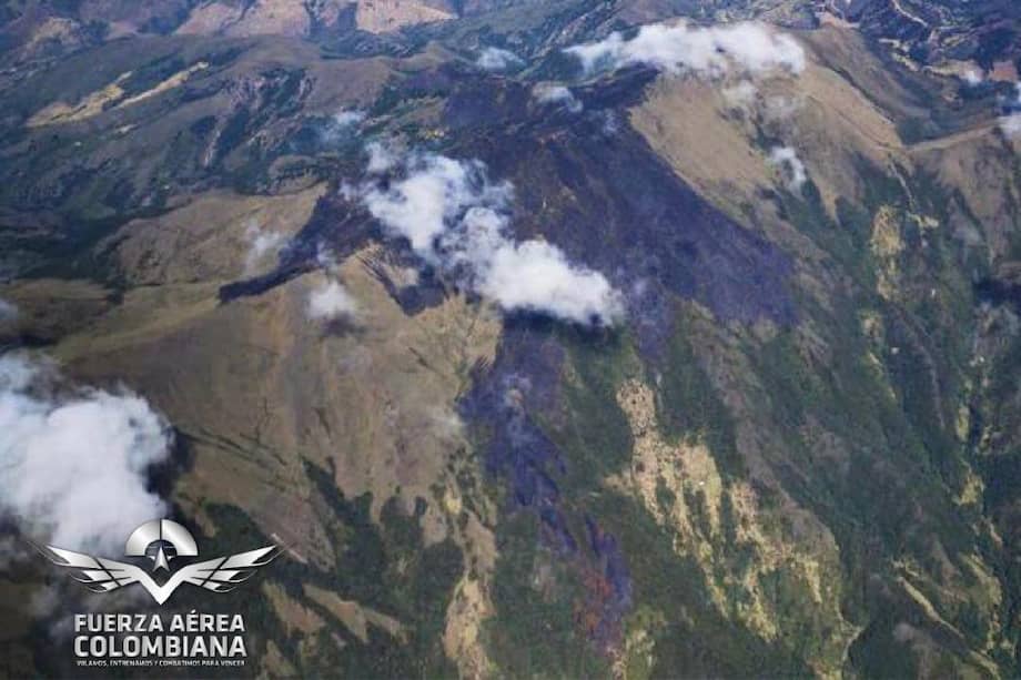 El ministro colombiano de Ambiente, Carlos Eduardo Correa, indicó hoy que el 95 % del incendio está controlado.