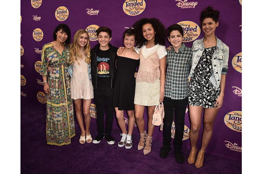 El elenco de "Andi Mack": Lauren Tom, Emily Skinner, Asher Angel, Peyton Elizabeth Lee, Sofia Wylie, Joshua Rush y Lilan Bowden. / AFP