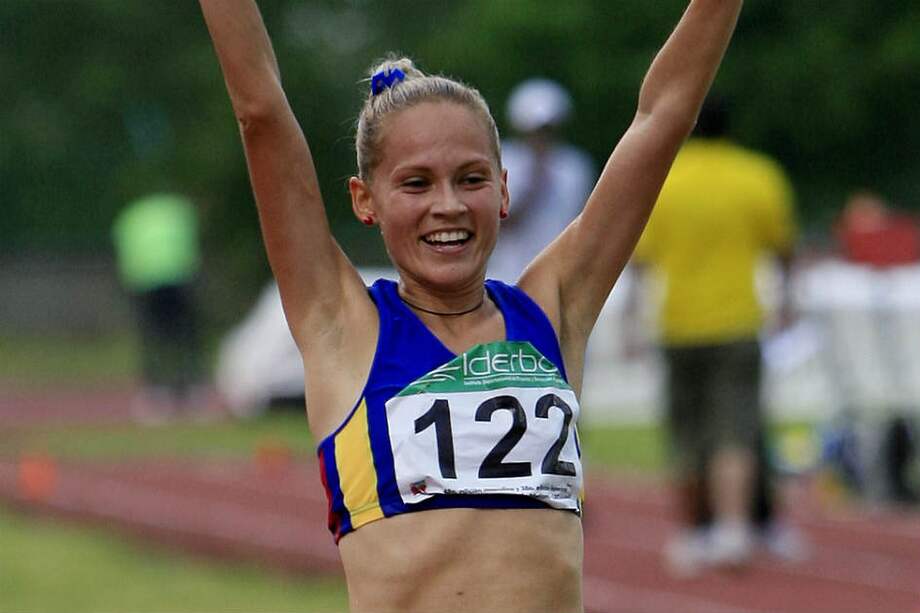 La atleta colombiana Carolina Tabares celebra después de ganar oro en la prueba femenina de 5000 metros planos.