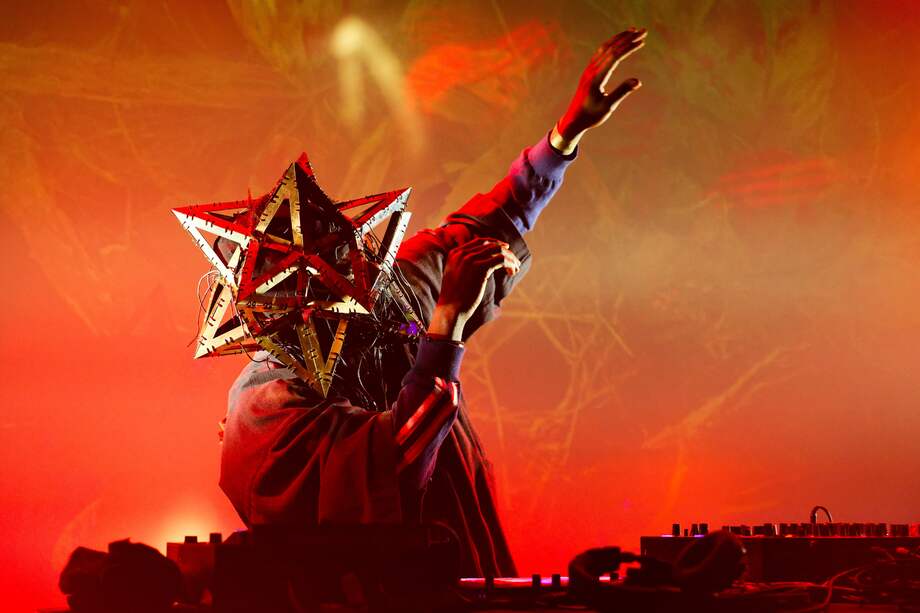 Faizal Mostrixx de Uganda es un músico, productor, DJ, bailarín y coreógrafo que se destaca en la escena afro-futurista. Su trabajo fusiona elementos tradicionales africanos con influencias contemporáneas y electrónicas, promoviendo historias de África desde una perspectiva contracultural.