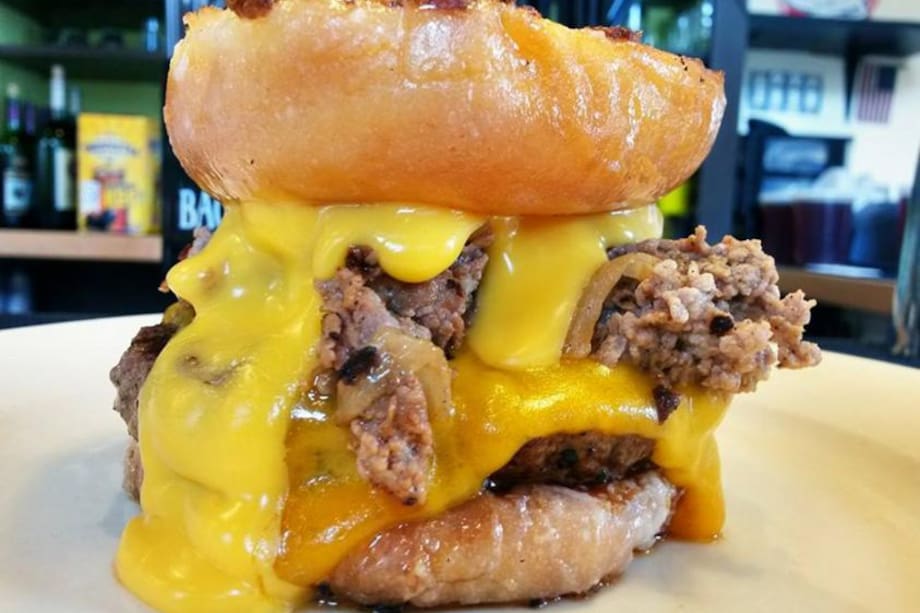 Bestial hamburguesa armada con donas se vende en Estados Unidos