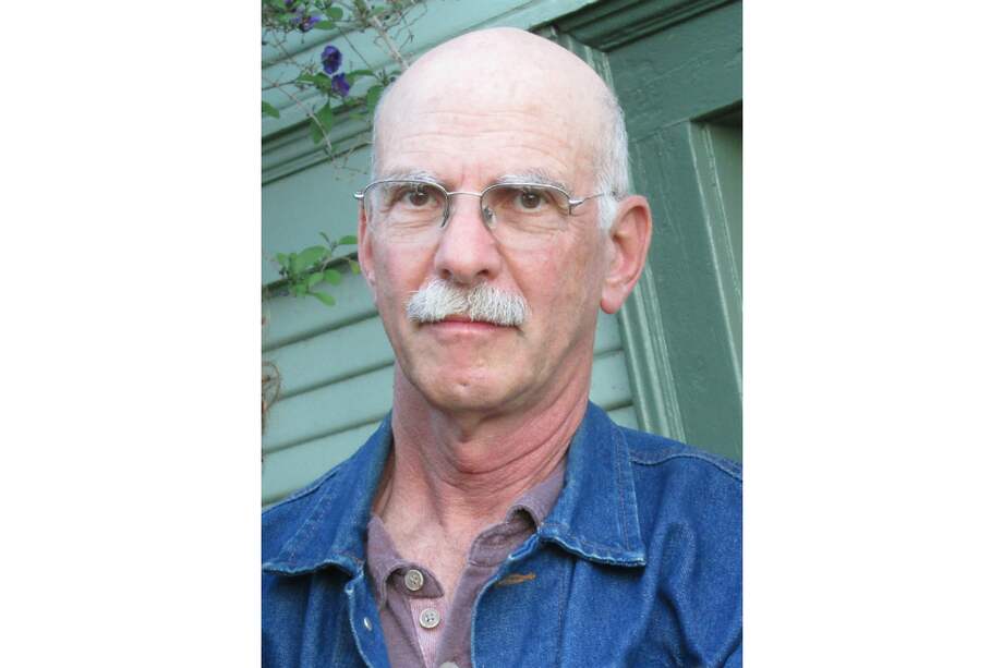 Dick Cluster, traductor del español al inglés de la novela Poso Wells, de Gabriela Alemán. / Cortesía