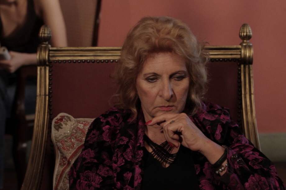 "Vil, má" es un anecdotario erótico de un par de personajes: Wilma Azevedo, escritora brasilera de literatura sadomasoquista, y Edivina Azevedo Ribeiro, periodista y escritora que dio vida al personaje de Wilma Azevedo.