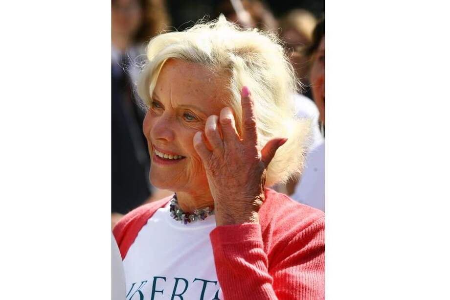 Honor Blackman también actuó en numerosas “producciones teatrales de nuestra época”, recordaron, como “My Fair Lady”, “The Sound of Music” o “Cabaret”. / AFP