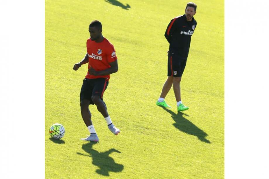 Jackson Martínez, durante el entrenamiento que el equipo rojiblanco realizó en el Cerro del Espino. Foto: EFE