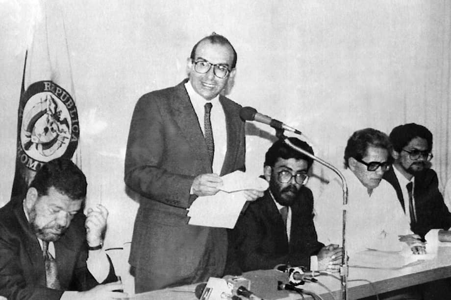 Humberto de la Calle junto a ‘Alfonso Cano’, ‘Francisco Galán’ e ‘Iván Márquez’ durante los diálogos de Caracas. / Archivo