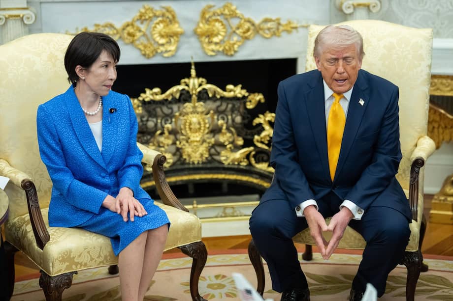 El presidente estadounidense Donald J. Trump (derecha) se reúne con la primera ministra japonesa Sanae Takaichi (izquierda) en el Despacho Oval de la Casa Blanca.