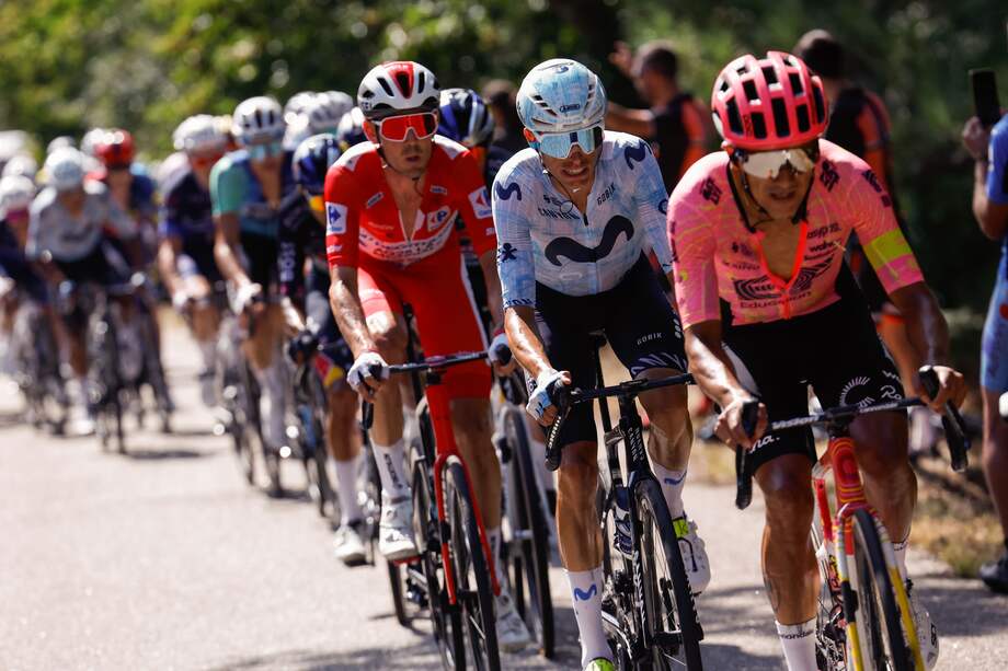 BAIONA (PONTEVEDRA), 27/08/2024.- El líder de la clasificación general, el australiano del equipo Decathlon AG2R La Mondiale Team Ben O'Connor (3d) junto al español del Movistar Enric Mas (2d) y al ecuatoriano del EF Richard Carapaz (d) en la décima etapa de la Vuelta Ciclista a España que transcurre este martes entre Ponteareas y Baiona con 159,6 kilómetros de recorrido. EFE/Javier Lizón