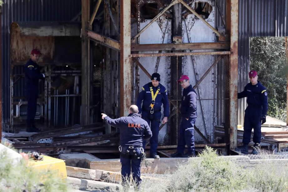 Equipos de rescate buscan a una niña de seis años cuya madre fue encontrada hace una semana sin vida en un pozo junto al cuerpo de otra mujer, en Chipre. / EFE