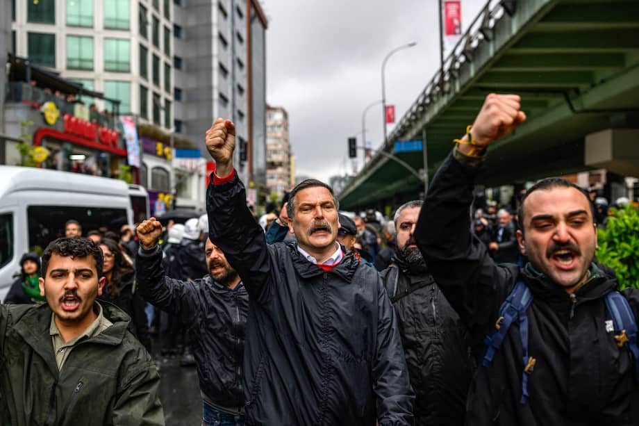 El diputado turco del opositor Partido de los Trabajadores, Erkan Bas (C), levanta el puño mientras marcha durante una manifestación del Primero de Mayo (Día del Trabajo).
