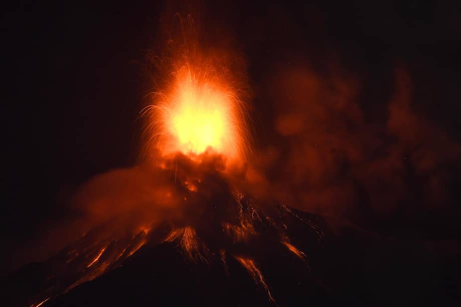 Volcán de Fuego en erupción este martes, en Alotenango, a 65 kilometros al suroeste de Ciudad de Guatemala.