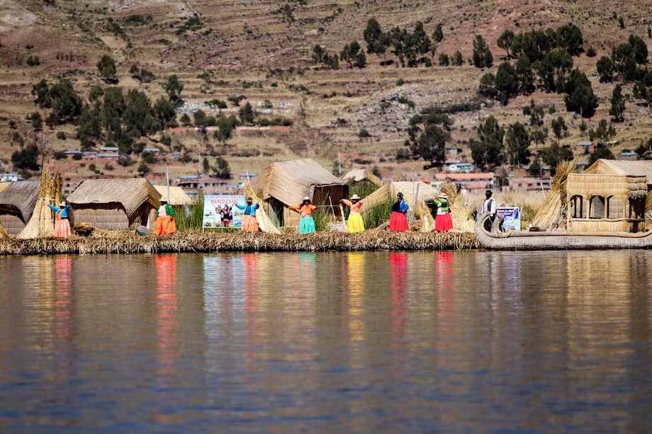 Islas flotantes de los Uros en el lago Titicaca.