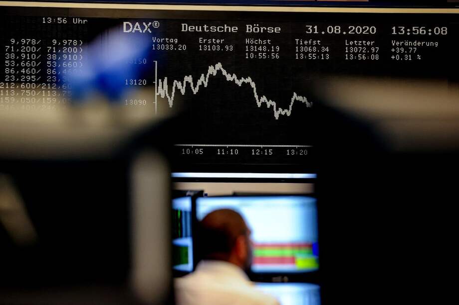 La Bolsa de Valores de Frankfurt siente el temor por un rebrote del virus en Europa.