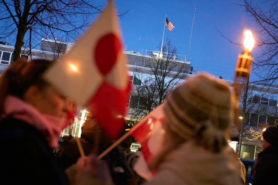 Copenhagen (Denmark), 14/01/2026.- People take part during a demonstration under the slogan 'Greenland is for Greenlanders' in front of the US embassy in Copenhagen, Denmark, on 14 January 2026. (Protestas, Dinamarca, Groenlandia, Copenhague) EFE/EPA/Thomas Traasdahl DENMARK OUT