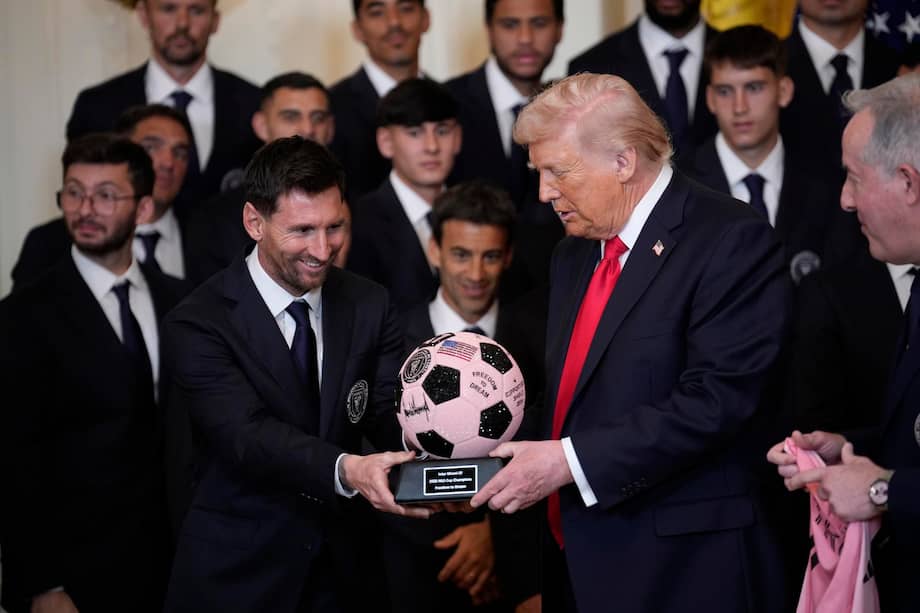 El presidente de Estados Unidos, Donald Trump, sostiene un balón de fútbol que le regalaron durante un evento en honor al Inter Miami, campeón de la Copa MLS 2025.