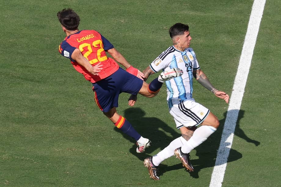 El mediocampista argentino recibió la segunda tarjeta amarilla en el tiempo de reposición y fue expulsado en el minuto 94.