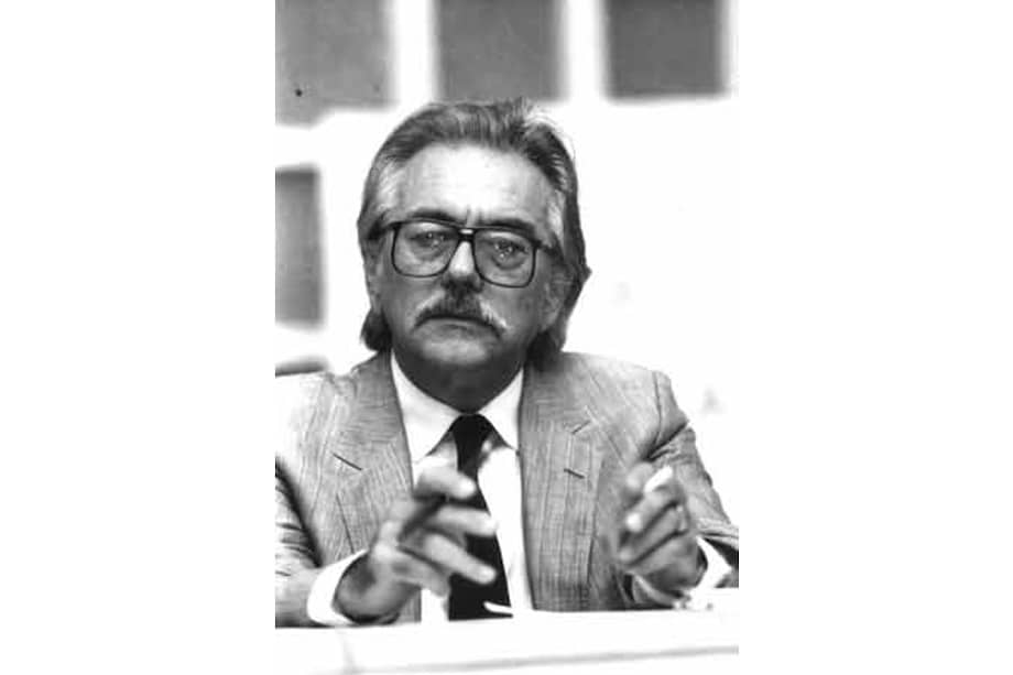 Entre 1979 y 1980 fue elegido como diputado por el Partido Comunista Italiano, formación a la que siguió ligada tras la caída del Muro de Berlín.