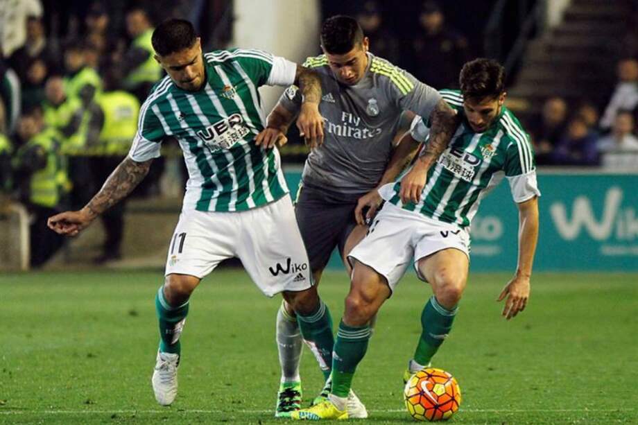 James Rodríguez (c) en el partido de Real Madrid como visitante ante el Betis. / EFE